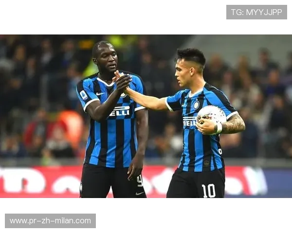 国际米兰训练课劳塔罗背身接球三次成功分球引欢呼